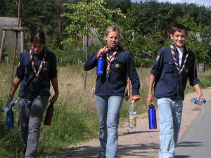 Zum ersten Mal allein für die Gruppe Wasser holen und mit stolz geschwellter Brust zurück: Roxy, Ronja und Robin (Mecklenburg 2004)