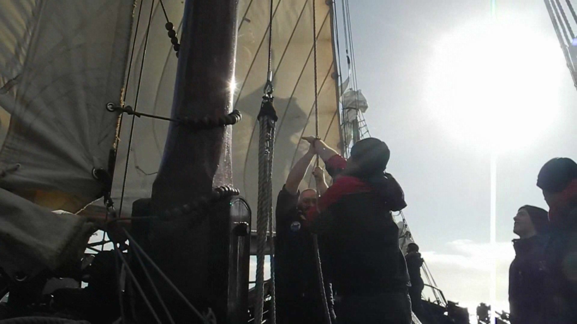 Beim Hissen des Focksegels (IJsselmeer 2014)